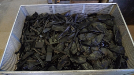 Отходы, которые полностью переработаны: пластиковые отрезки лопасти в прессе.